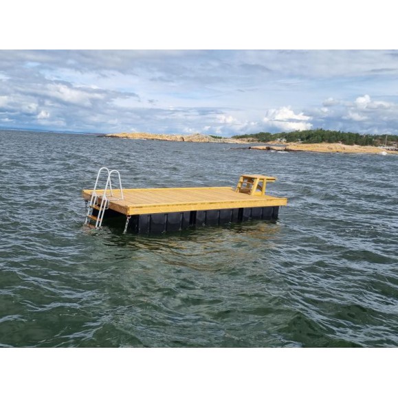 Badebrygge 2.4 x 5m i treverk med lite stupebrett